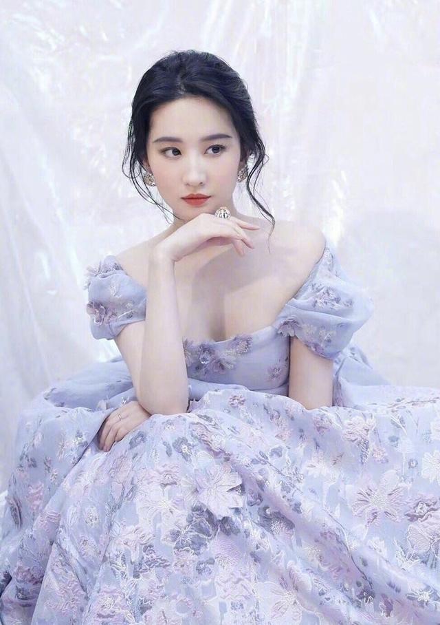 紫色碎花连衣裙
