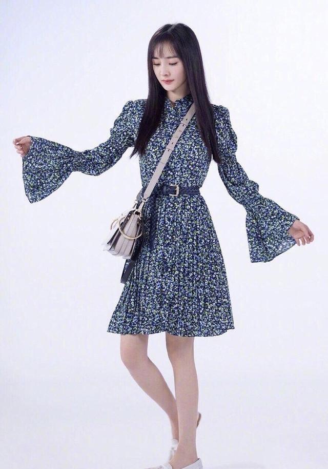 喇叭袖碎花连衣裙