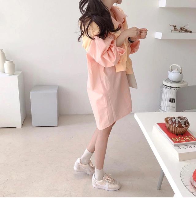 粉色衬衫裙 小白鞋