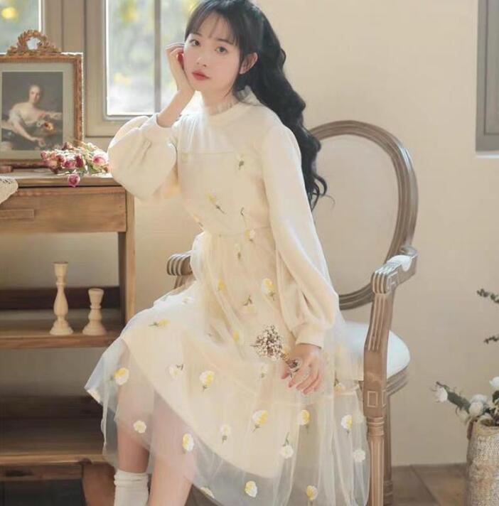 米白色针织连衣裙