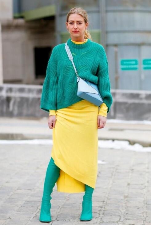 黄色的连衣裙+浅绿色长靴