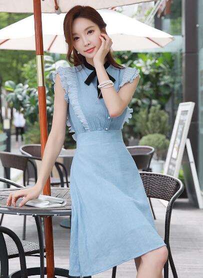 淡蓝色裙子