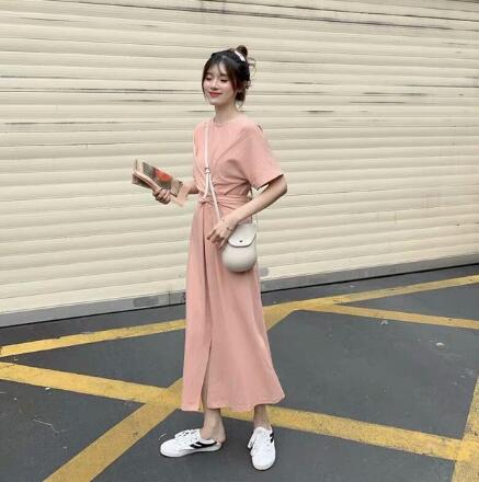 圆领收腰连衣裙