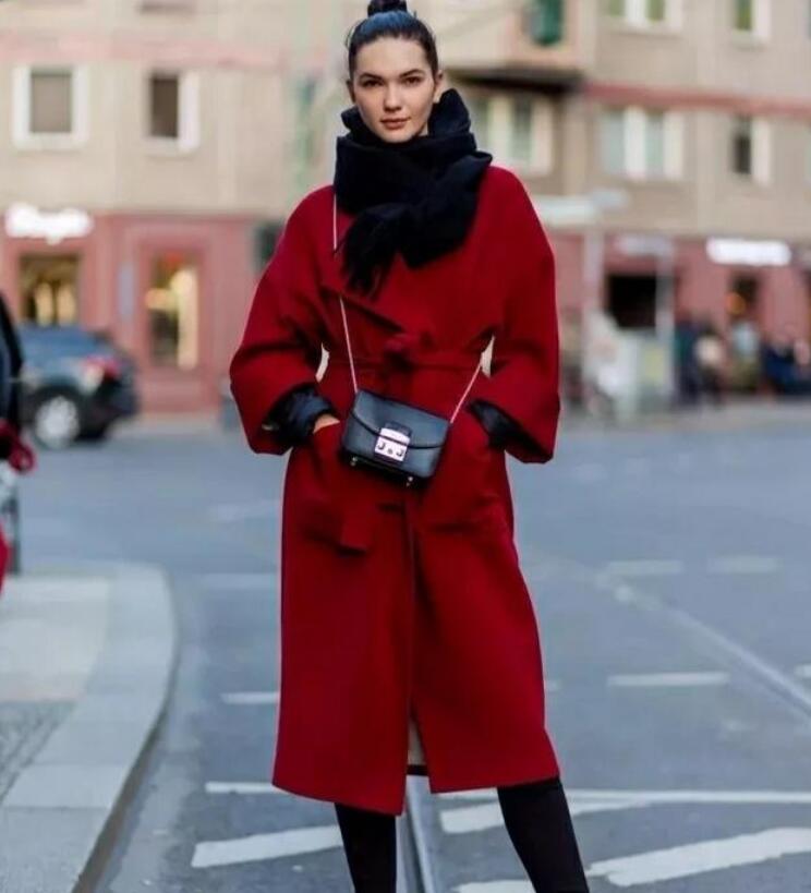 黑色围巾 红色大衣
