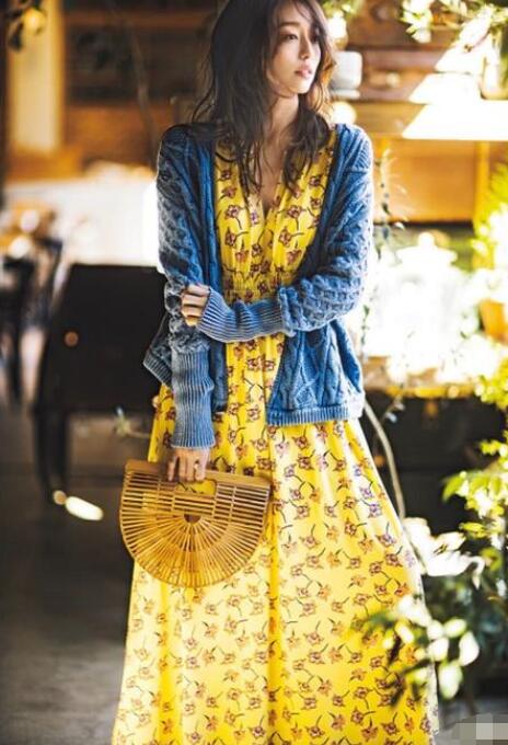 黄色印花连衣裙 蓝色针织衫